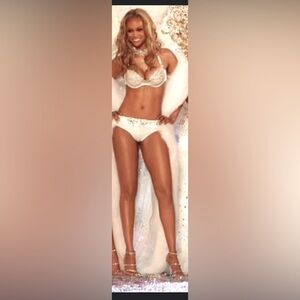 Victoria secret White and Silver lace Bra holiday look so sexy